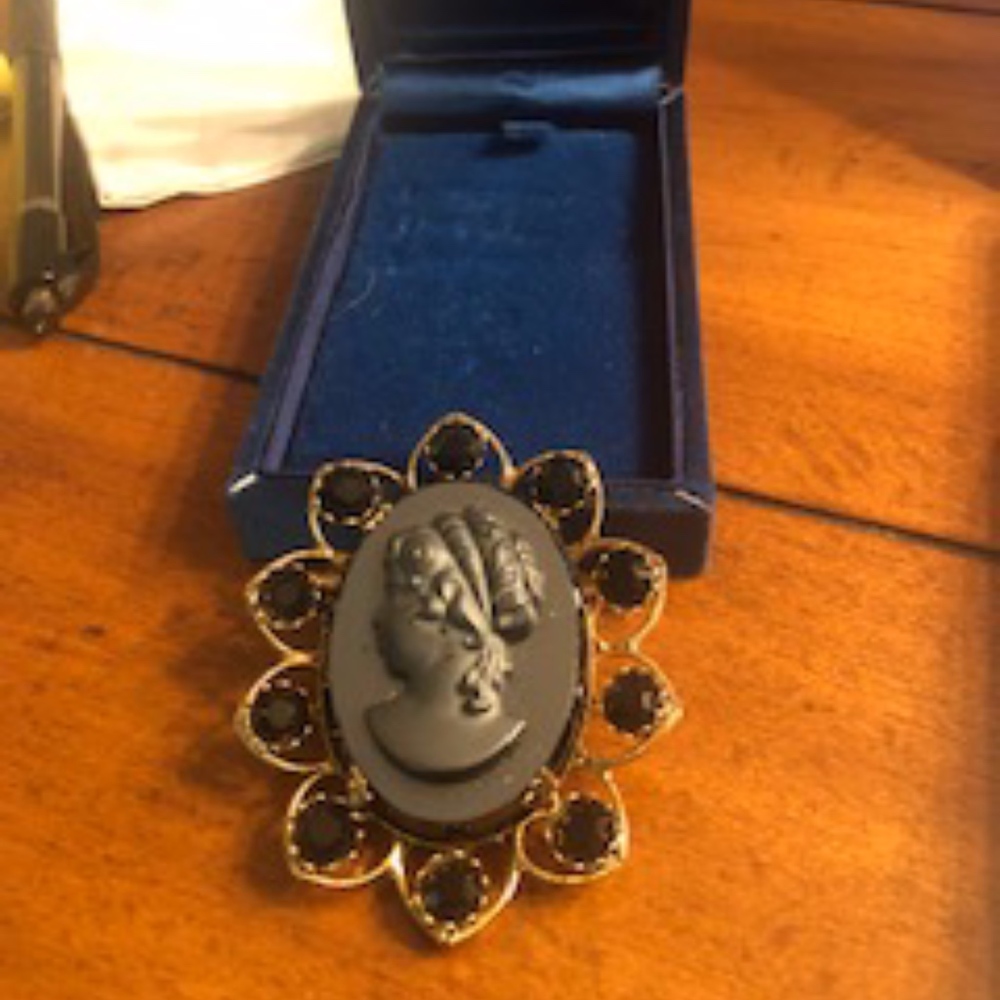 cameo pin